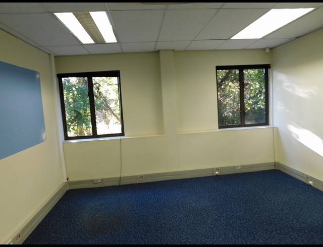 2,355M² OFFICE TO LET IN HYDE PARK